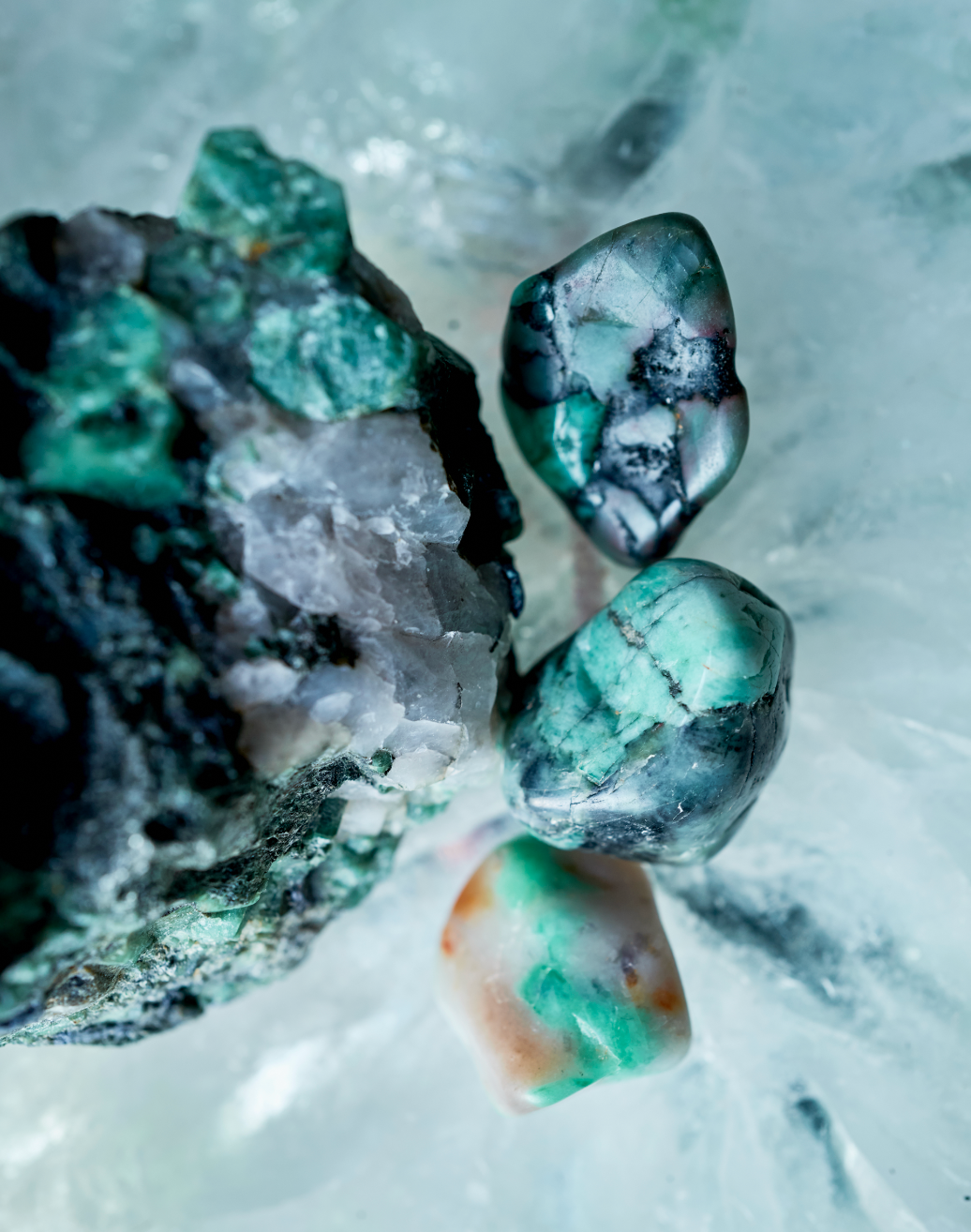 EMERALD ON CLEAR QUARTZ TUMBLESTONES